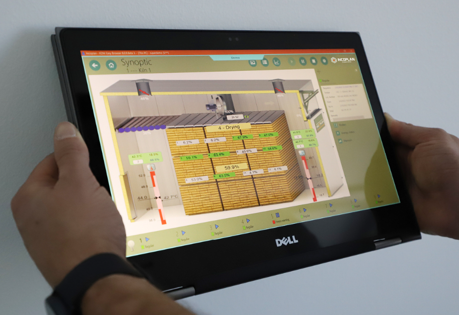 Tablet con interfaccia Synoptic KDM Easy Browser — il nostro software di essiccazione e assistenza da remoto